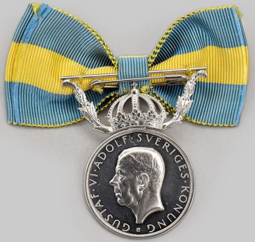 Аверс и реверс серебряной медали Красного Креста за заслуги в добровольном медицинском обслуживании женщин II степени.