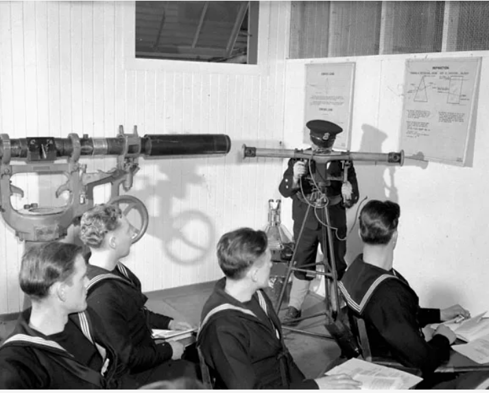 Инструктор демонстрирует работу дальномера в артиллерийской школе. 1941 г.