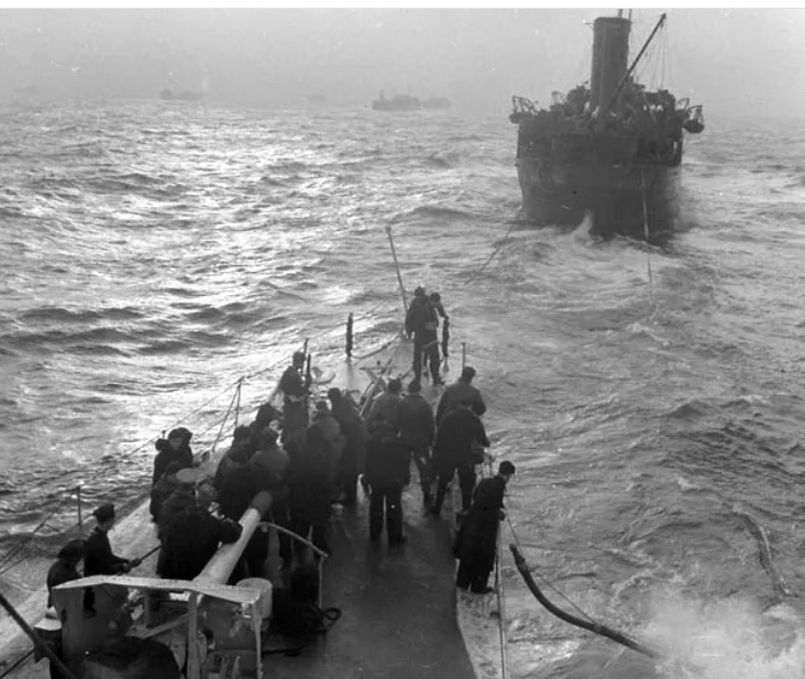 Подготовка на эсминце HMCS St. Francis к принятию топливо из танкера в море. 1942 г.