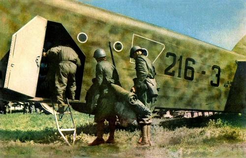 Итальянские пехотинцы, направляющиеся в Албанию. 1939 г.