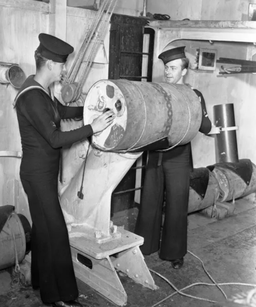 Матросы HMCS Oakville у пусковой установки глубинных бомб. 1942 г.