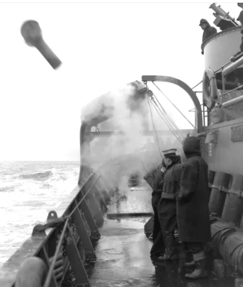 Стрельба глубинной бомбой с корвета HMCS Pictou. 1942 г.