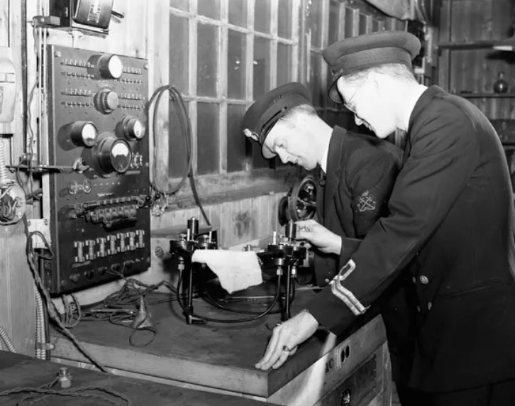 Мастерская электромонтеров на верфи HMC. Галифакс, 1942 г.