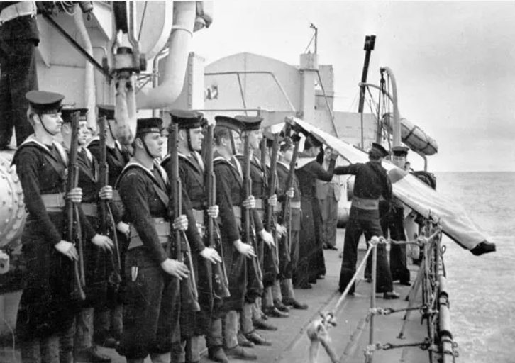 Похороны моряка с корабля HMCS Assiniboine. 1942 г.