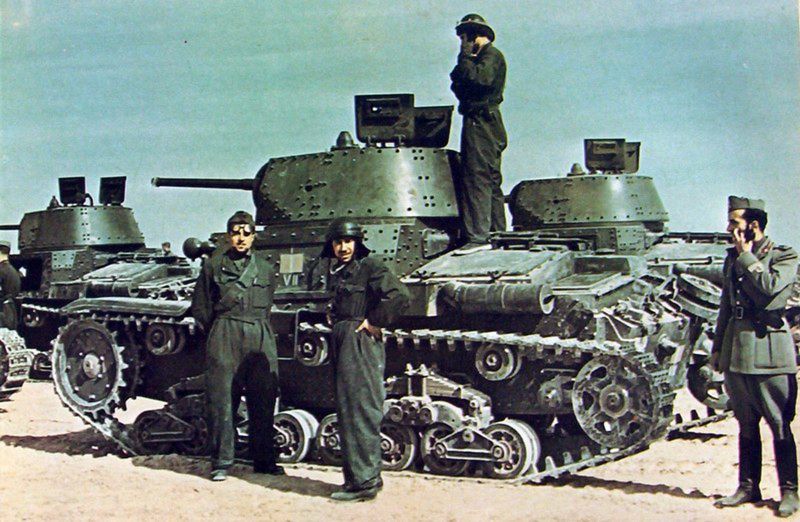 Итальянские танкисты у своих танков M13/40 в Ливии. 1941 г.