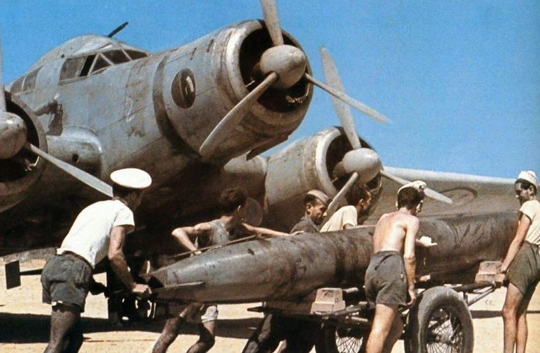 Подвеска торпеды на торпедоносец Savoia-Marchetti SM.79 «Sparviero». 1941 г.