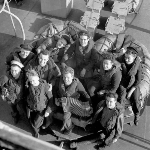 Свободный от службы персонал на борту эсминца HMCS Ottawa. 1943 г.