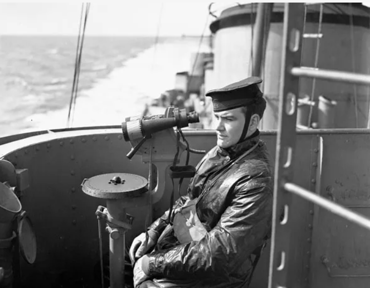 Матрос на вахте на борту HMCS Iroquois в море. 1943 г.