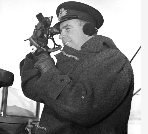Лейтенант У. Э. Харрисон с секстантом. 1943 г.