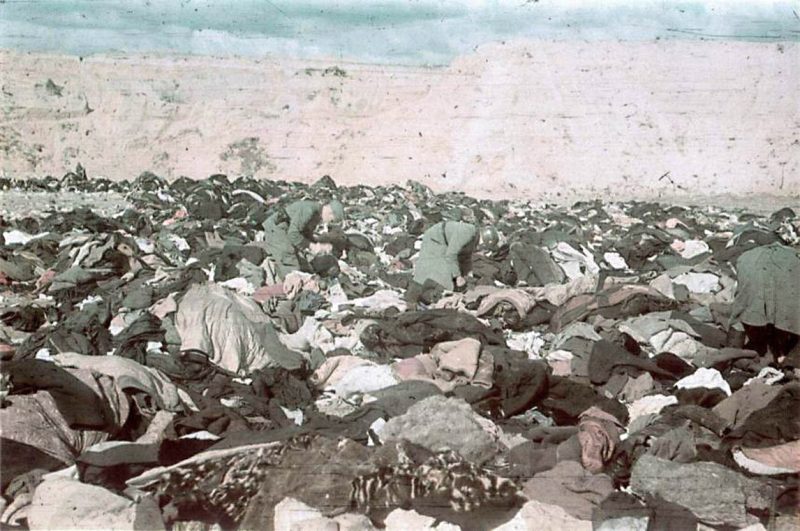 Эсэсовцы роются в вещах расстрелянных в Бабьем Яре. Киев 1941 г.