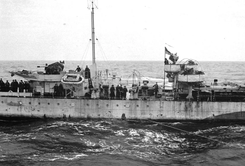 Почта передается с корабля на эсминец HMCS Assiniboine. 1943 г.