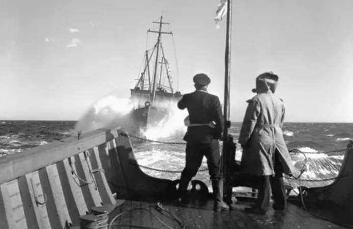 Вид с борта тральщика HMCS Lloyd George. 1943 г.