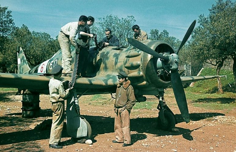 Снаряжение пулемета итальянского истребителя. 1942 г.