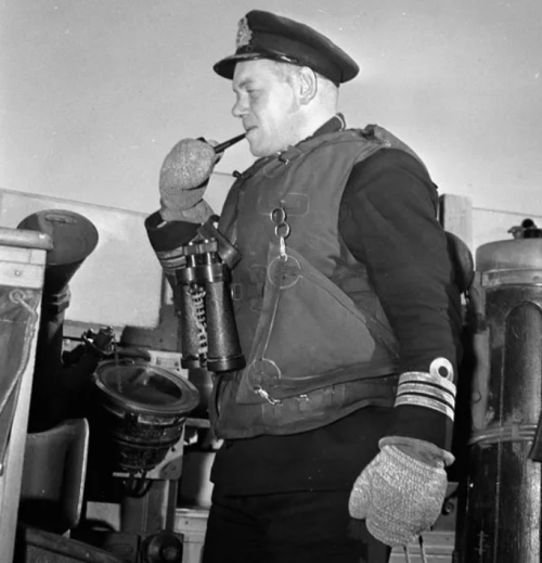 Командор Хью Ф. Пуллен на мостике HMCS Ottawa. 1943 г.