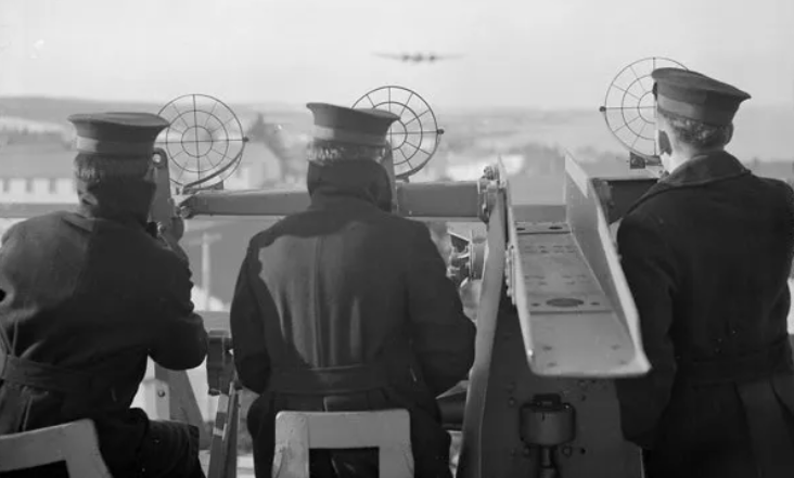 Зенитчики на HMCS Cornwallis. декабрь 1943 г.