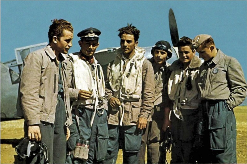 Пилоты 365-й эскадрильи ВВС Италии на сицилийском аэродроме. 1943 г.