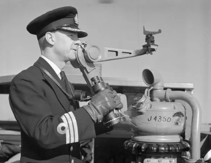 Командир корабля HG DeWolf на мостике HMCS Haida. 1943 г.