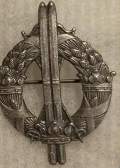 Значки военного лыжника 1-го, 2-го и 3-го класса.