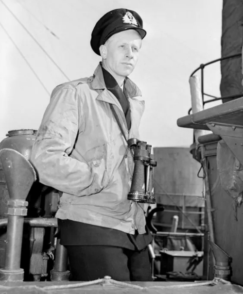 Лейтенант ET Simmons, командир HMCS Port Arthur. 1943 г.