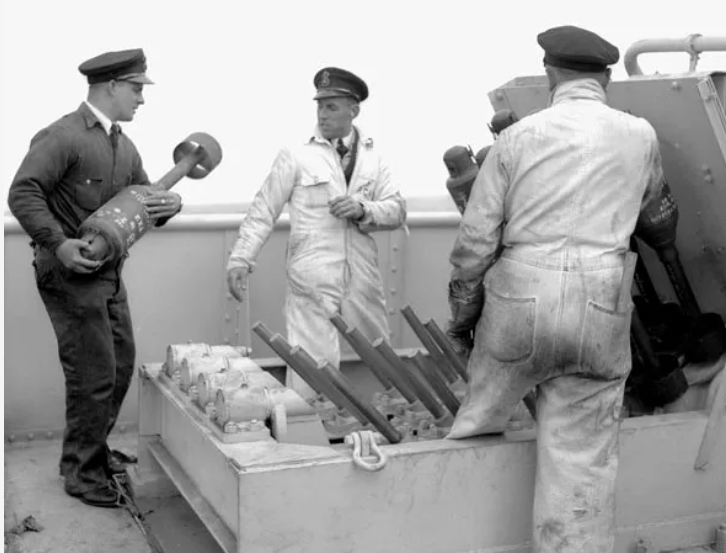Моряки заряжают противолодочный миномет Hedgehog на борту корвета HMCS North Bay. 1943 г.