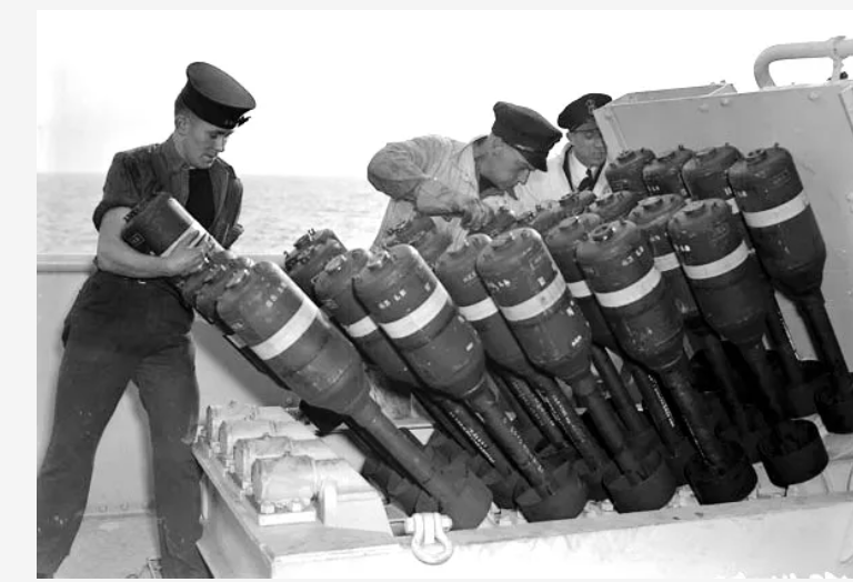 Моряки заряжают противолодочный миномет Hedgehog на борту корвета HMCS North Bay. 1943 г.