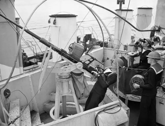 20-мм зенитная пушка Oerlikon и ее расчет на борту HMCS Morden. 1943 г.