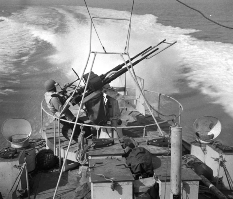 20-мм зенитная пушка Oerlikon и ее расчет на борту HMCS Morden. 1943 г.