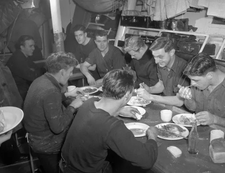 Члены экипажа минного тральщика HMCS Stratford обедают. 1943 года.