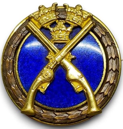 Золотой, серебряный и бронзовый значки за стрельбу с пистолетов.