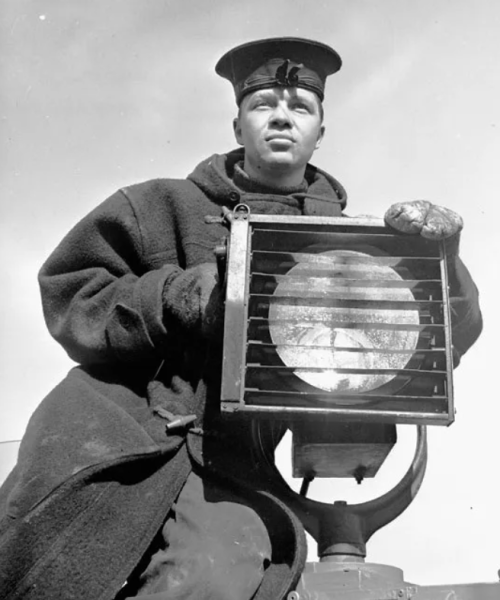 Сигнальщик на борту моторного катера Fairmile Q078. 1943 г.