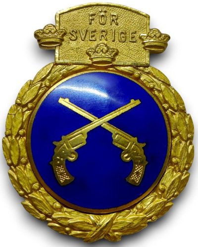 Золотой, серебряный и бронзовый значки за отличную стрельбу с пистолетов.