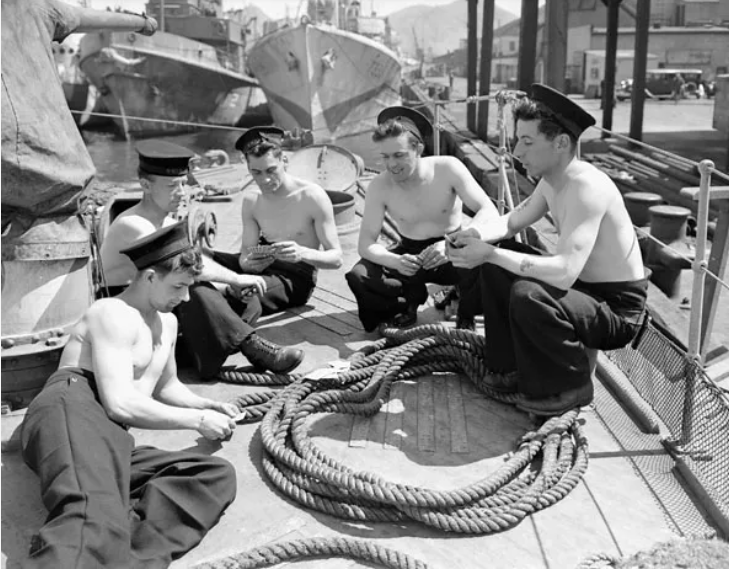 Матросы играют в карты на борту моторного катера Fairmile Q078. 1943 г.
