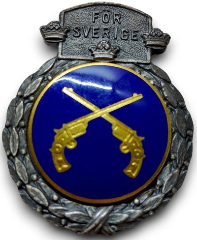 Золотой, серебряный и бронзовый значки за отличную стрельбу с пистолетов.