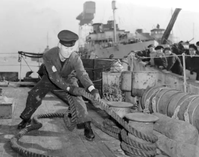 Матрос затягивает швартов вокруг тумбы. Галифакс, 1943 г.