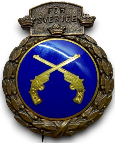 Золотой, серебряный и бронзовый значки за отличную стрельбу с пистолетов.