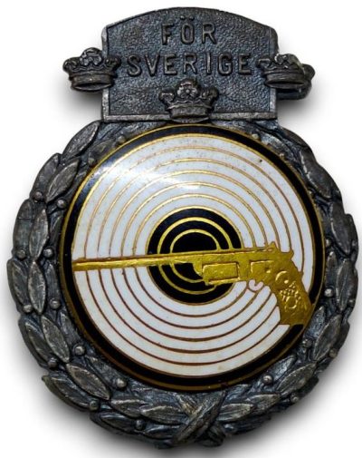 Значки 1-го, 2-го и 3-го класса за стрельбу с пистолетов.