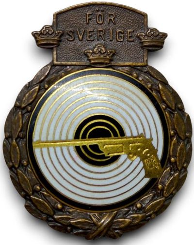 Значки 1-го, 2-го и 3-го класса за стрельбу с пистолетов.