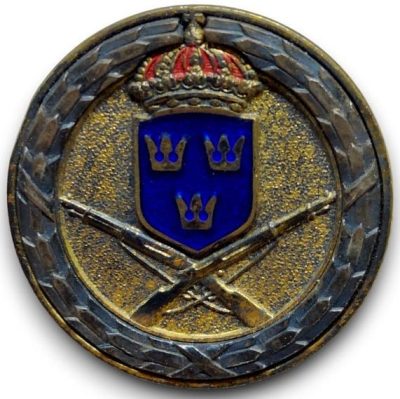 Золотой, серебряный и бронзовый значки за стрельбу с винтовки.