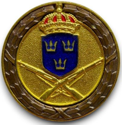 Золотой, серебряный и бронзовый значки за стрельбу с винтовки.