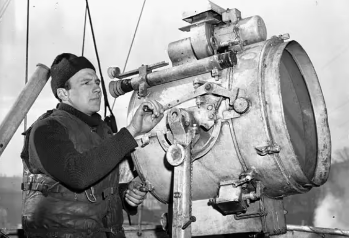 Сигнальщик HMCS Waskesiu. 1944 г.