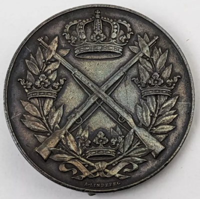 Серебряный значок за отличную стрельбу с винтовки.