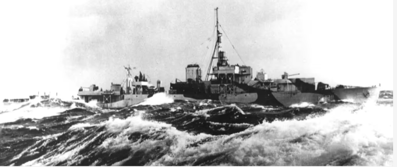 Речной HMCS Swansea в бурном море у Бермудских островов. 1944 г.