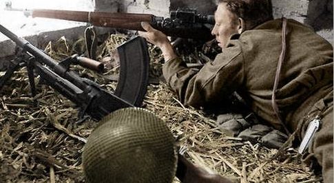 Военнослужащие эскадрильи № 417 Королевских канадских ВВС на аэродроме в Северной Африке. 1943 г.