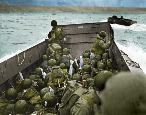 Канадские солдаты в десантном корабле LCA в Нормандии. 1944 г.