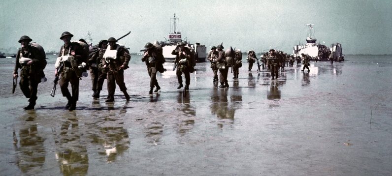 Канадские солдаты на пляже «Юнона» в Берьер-Сюр-Мер. 1944 г.