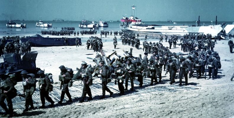 Канадские солдаты на пляже «Юнона» в Берьер-Сюр-Мер. 1944 г.