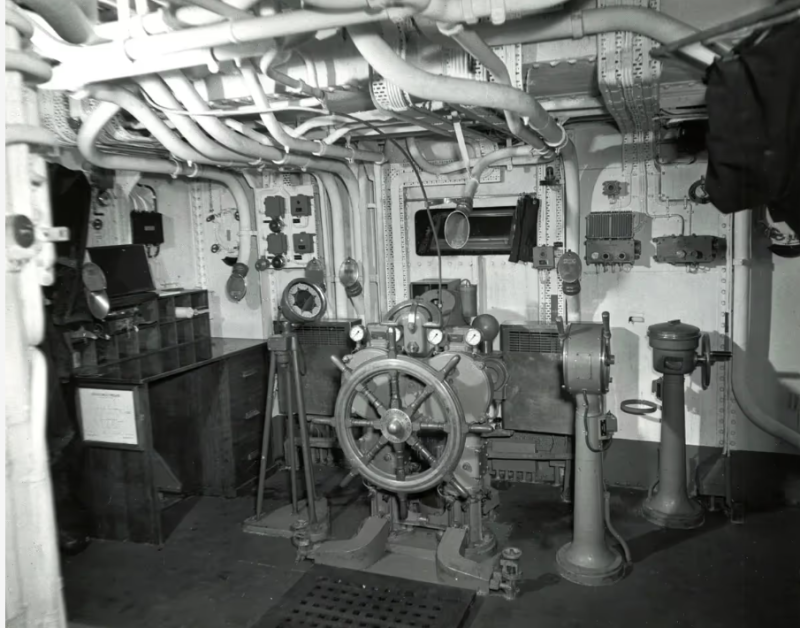 Рулевая рубка HMCS Stormont. 1944 г.