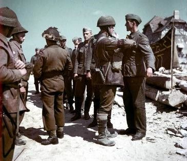 Канадцы обыскивают военнопленных, захваченных в Булони. Франция 1944 г.