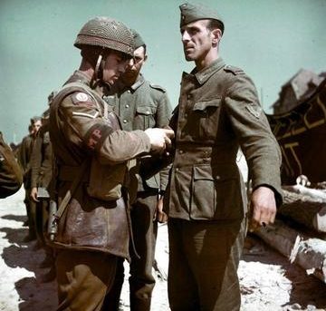 Канадцы обыскивают военнопленных, захваченных в Булони. Франция 1944 г.