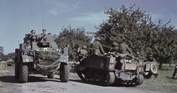 Канадская бронетехника на дороге во Франции. 1944 г.